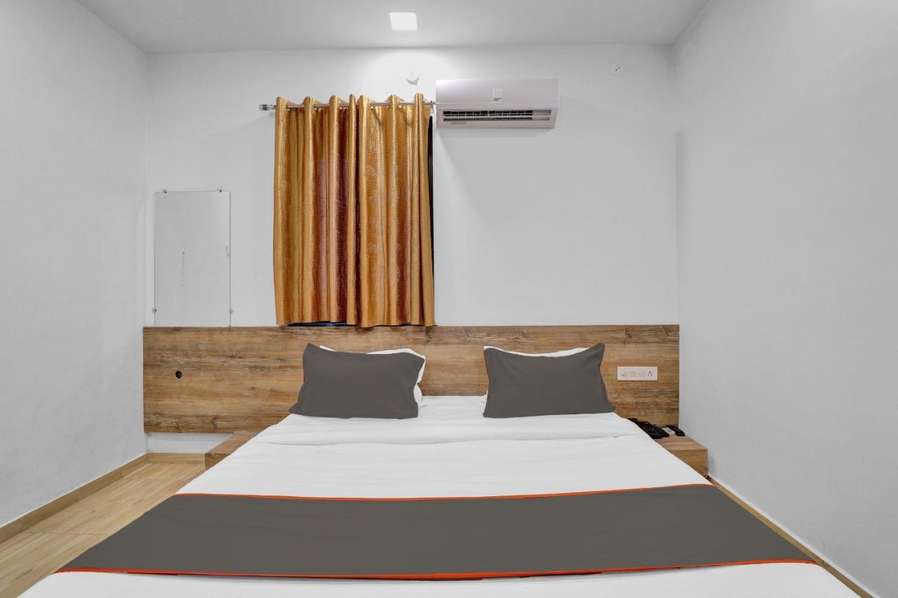 Collection O 83344 Hotel New River Rajkot Exterior foto