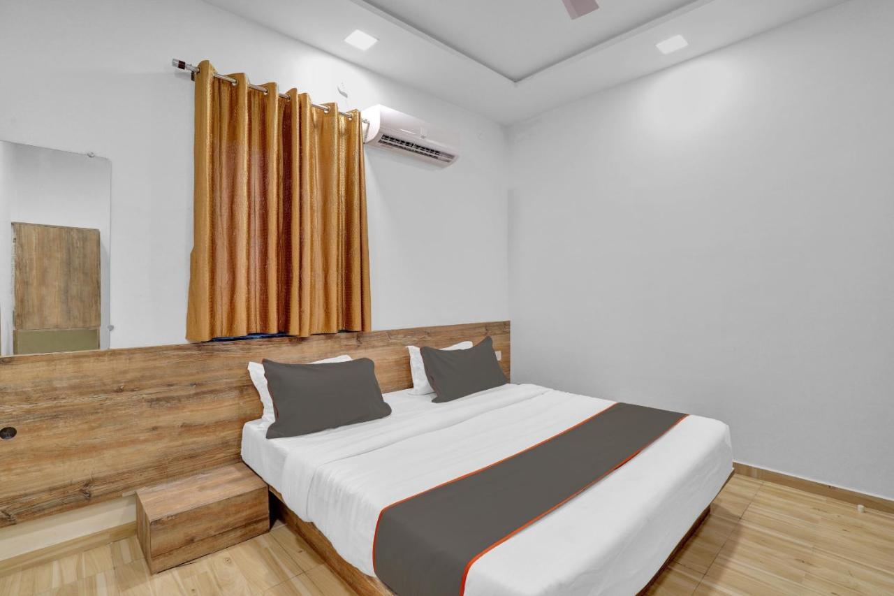 Collection O 83344 Hotel New River Rajkot Exterior foto