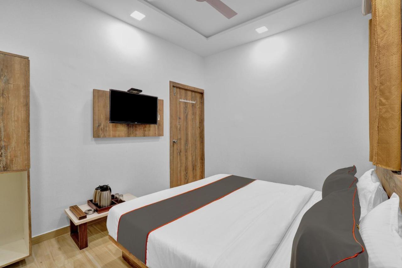 Collection O 83344 Hotel New River Rajkot Exterior foto