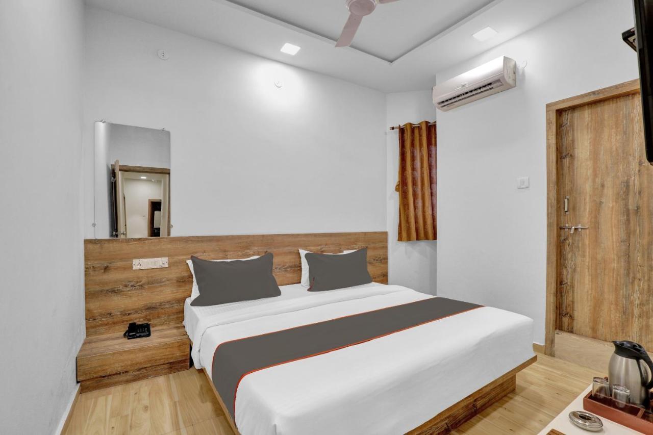 Collection O 83344 Hotel New River Rajkot Exterior foto
